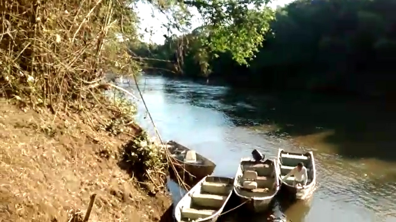 barcos prontos para pescaria no rio miranda ms